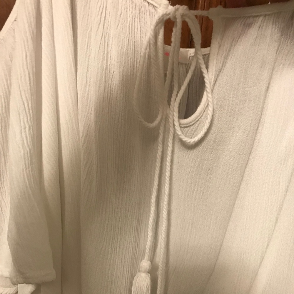 Maronie White Cold Shoulder Batwing Sleeve Blouse Top with front Keyhole Tie. - Picture 7 of 8